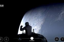 美北极星黎明任务机组成员进行全球首次商业太空行走
