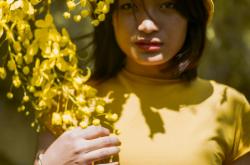 公众人物背后的女儿身份，双重角色的交织与融合