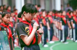 忘戴红领巾校长掐脖？校园暴力何时休？