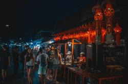 烤红薯店火爆，60元价格引热议