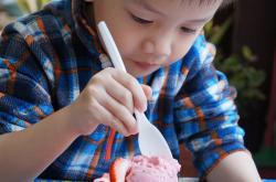 全面解析寻麻疹，病因、治疗与饮食小贴士