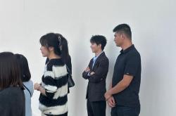 你应该穿上外套用英语怎么说
