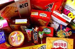 主动捡起垃圾翻译成英文