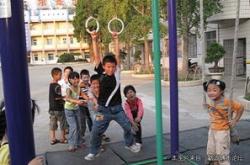 我们下午五点放学的英语