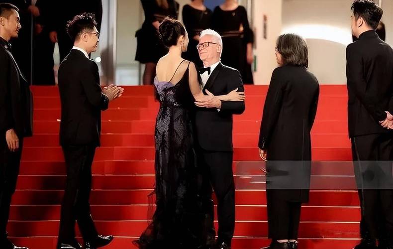 戛纳红毯风云杨幂的尴尬与章子怡的咖位之争