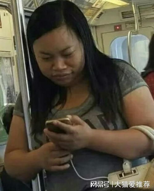 央视前主持王小骞成网红主播,背6位数包包戴钻戒,41岁高龄产女