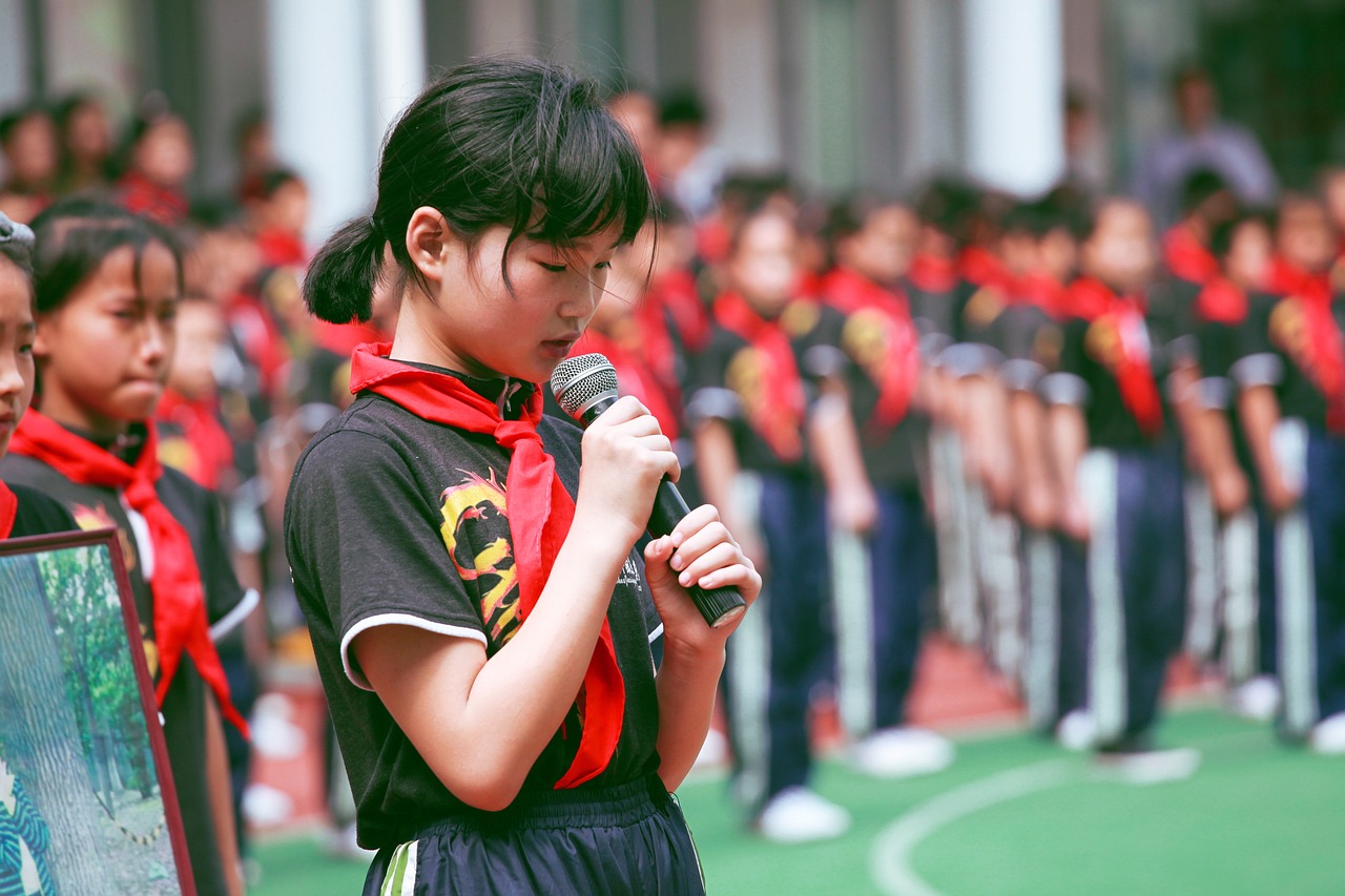 忘戴红领巾校长掐脖？校园暴力何时休？