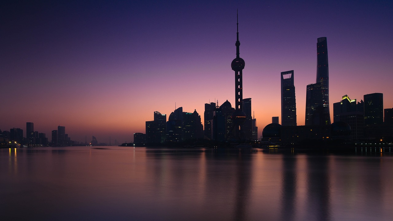 上海地铁内冒浓烟，紧急疏散与调查背后的故事