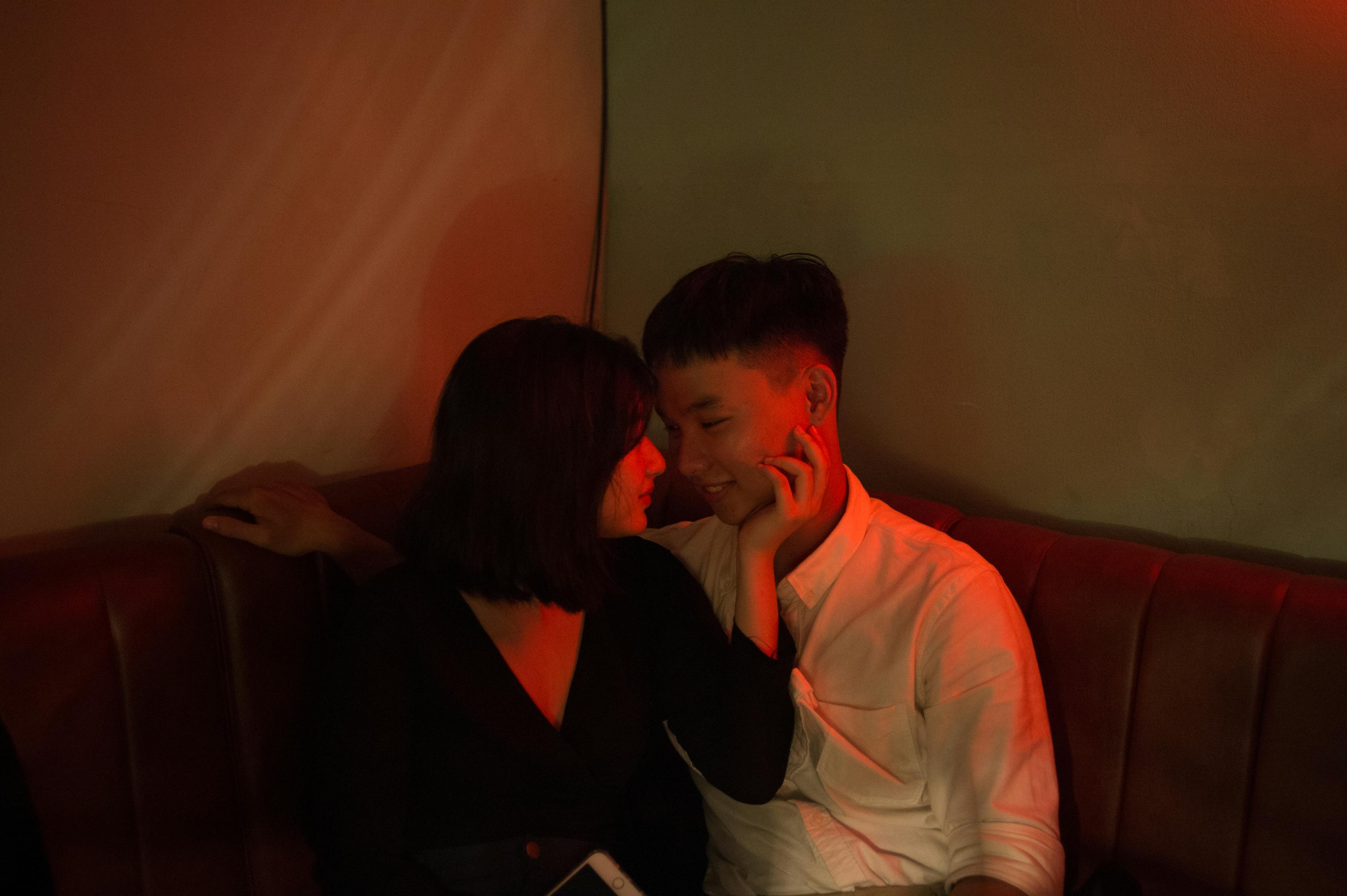梦中的红灯，解读婚姻与心灵的警示——解码梦见老公有外遇背后的心理密码