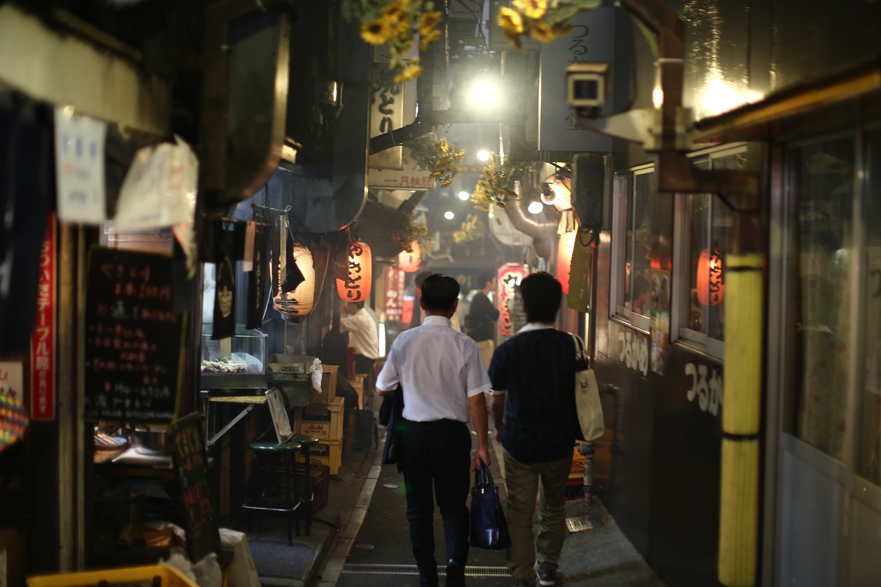公交站椅子半个屁股，城市微缩的人文关怀